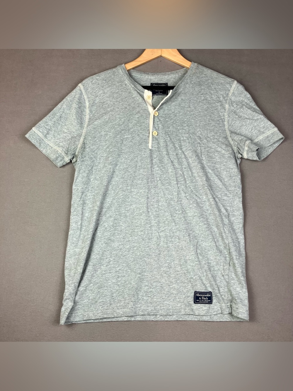 Abercrombie & Fitch Men’s Size Small Gray Short Sleeve Henley T Shirt. In good c